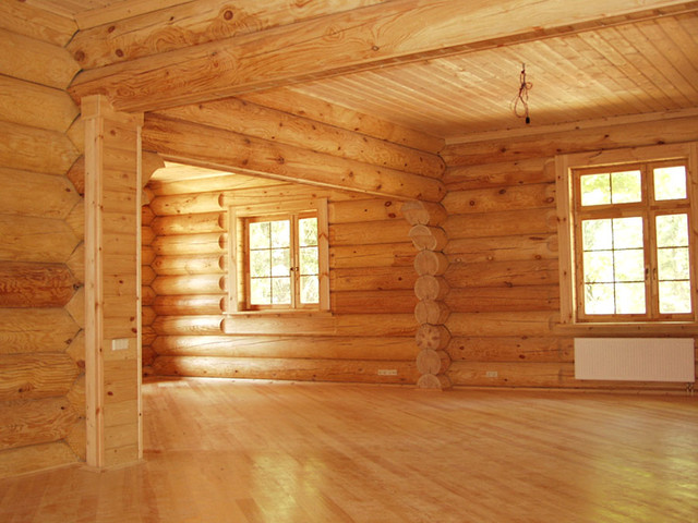 Прихожая в русском стиле - лучший вариант для деревянного дома.