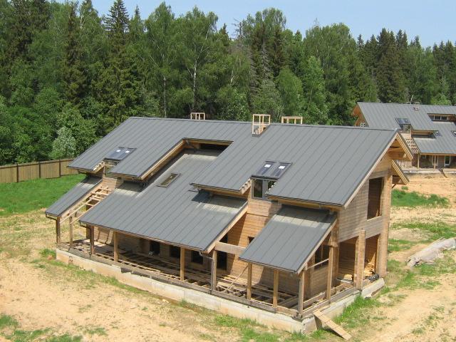 Крыша дома - самая середина стройки.