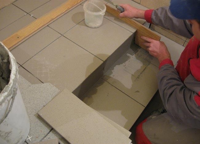 Керамогранит - лучший вариант для облицовки крыльца, если оно из камня или бетона