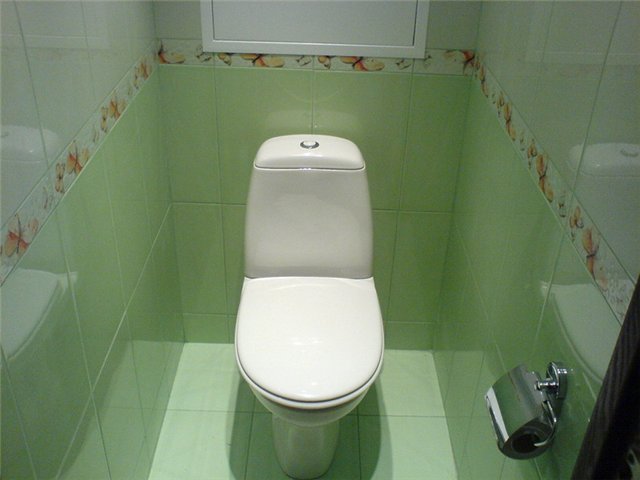 Туалет в современной отапливаемой бане можно сделать такой же, как в доме.