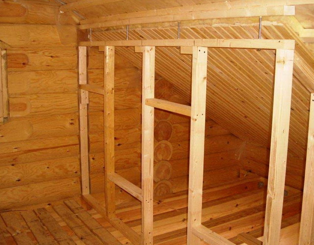 Каркасные перегородки в деревянном доме монтируют с вертикальным зазором на усадку сруба.