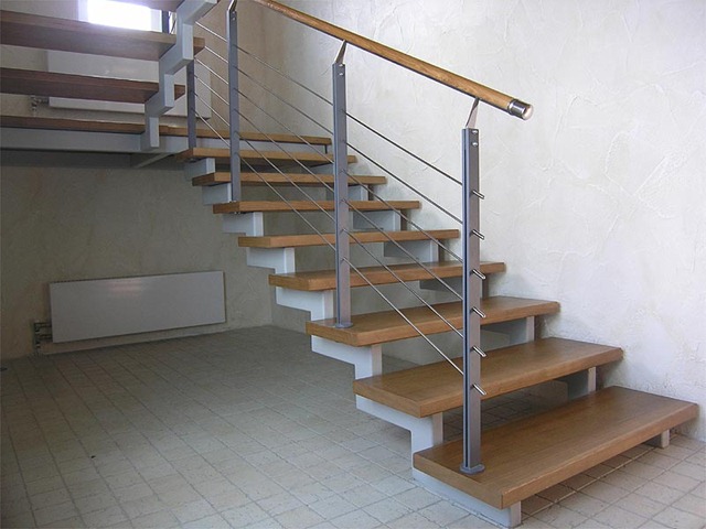 Конструктив лестницы на 2 этаж можно делать из уголка, а можно варить из профильной трубы.