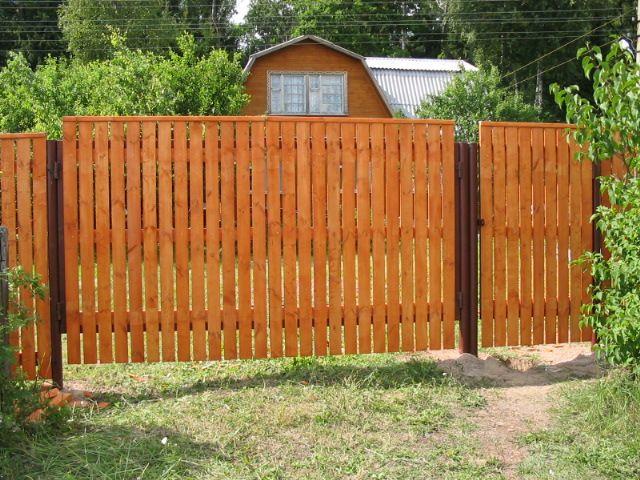 Вот так простые ворота к деревянному забору будут смотреться снаружи.