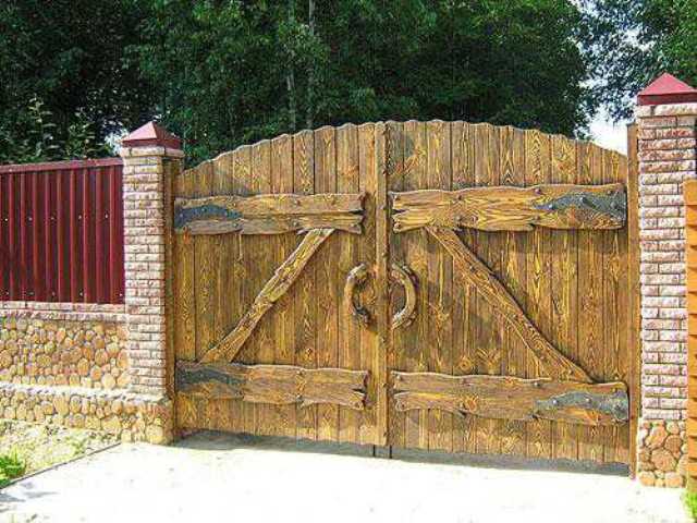Вот такие ворота для деревянного забора 1
